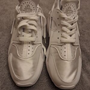 Men's all white Nike Huarache running sneakers size 9.